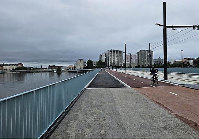 Las infraestructuras de la capital finlandesa destacan por su amplitud y conectividad.